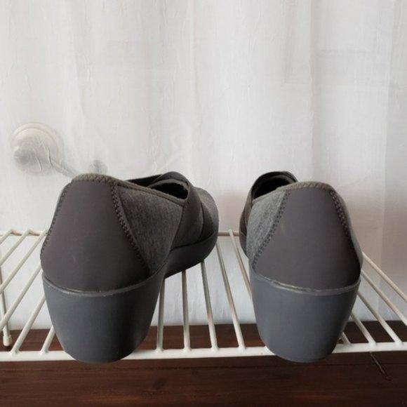 Crocs Women's Wedge's Slip On Dark Gray Shoes NWT - Picture 8 of 8